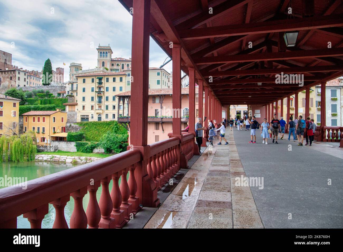 Der Fluss Brenta und die alte Brücke, Bassano del Grappa, Vicenza, UNESCO-Weltkulturerbe, Venetien, Italien, Europa Stockfoto