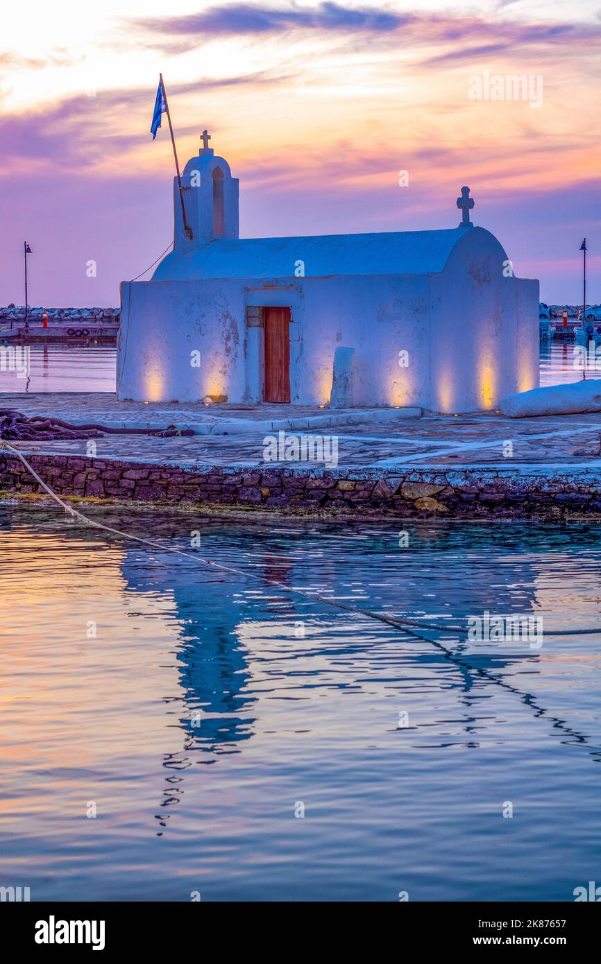 Panagia Myrtidiotissa Kirche, in der Abenddämmerung, im Hafen von Naxos Stadt, Naxos, die Kykladen, Ägäis, griechische Inseln, Griechenland, Europa Stockfoto