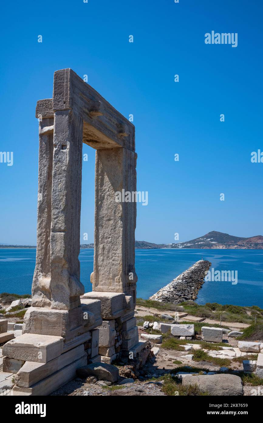 Das Porta Gateway, Teil des unvollendeten Tempels von Apollo, Naxos-Stadt, Naxos, Kykladen, Ägäis, Mit Paros Beyond, griechischen Inseln, Griechenland Stockfoto