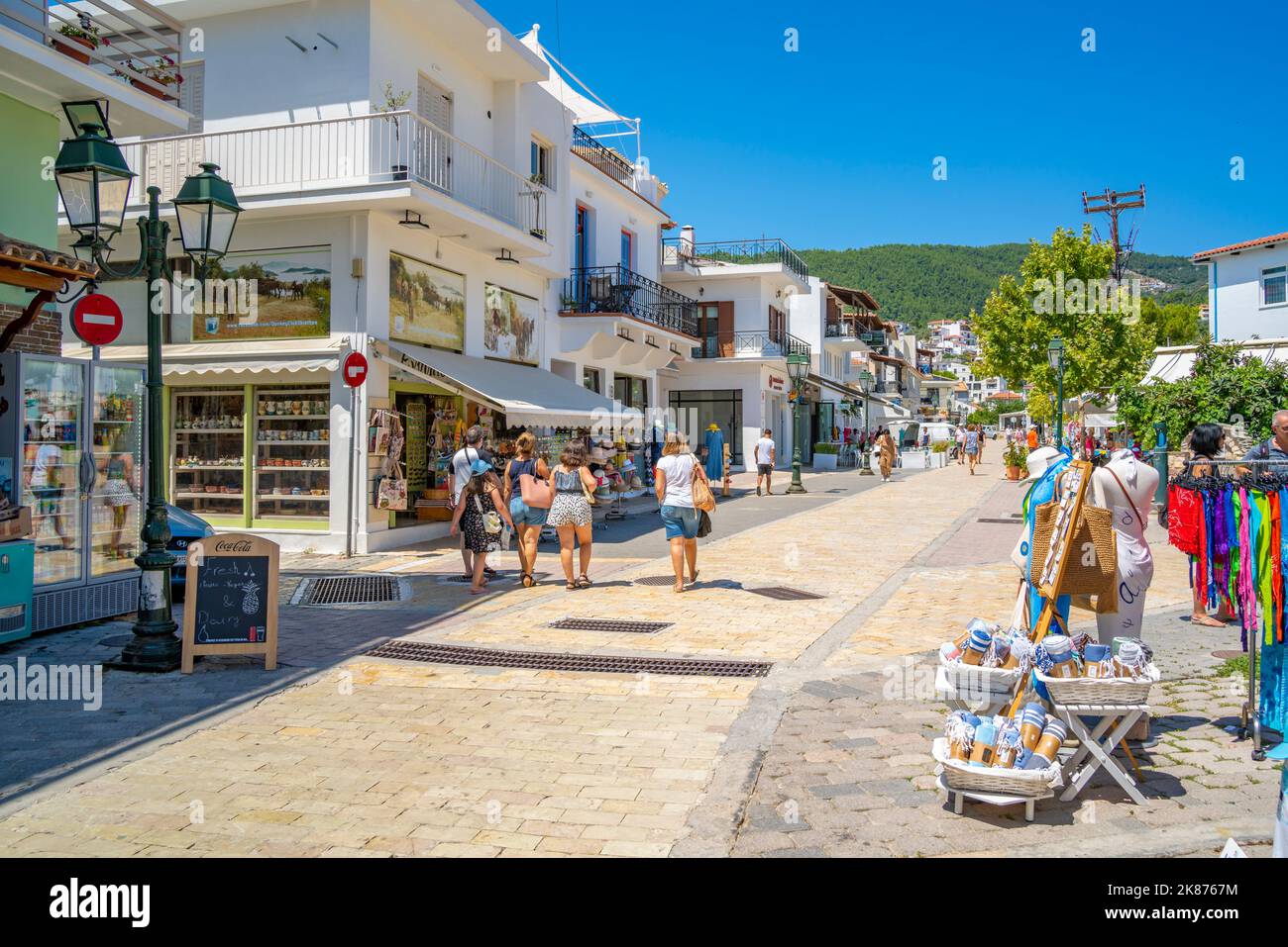 Ansicht der Geschäfte in Skiathos Stadt, Skiathos Insel, Sporaden Inseln, griechische Inseln, Griechenland, Europa Stockfoto