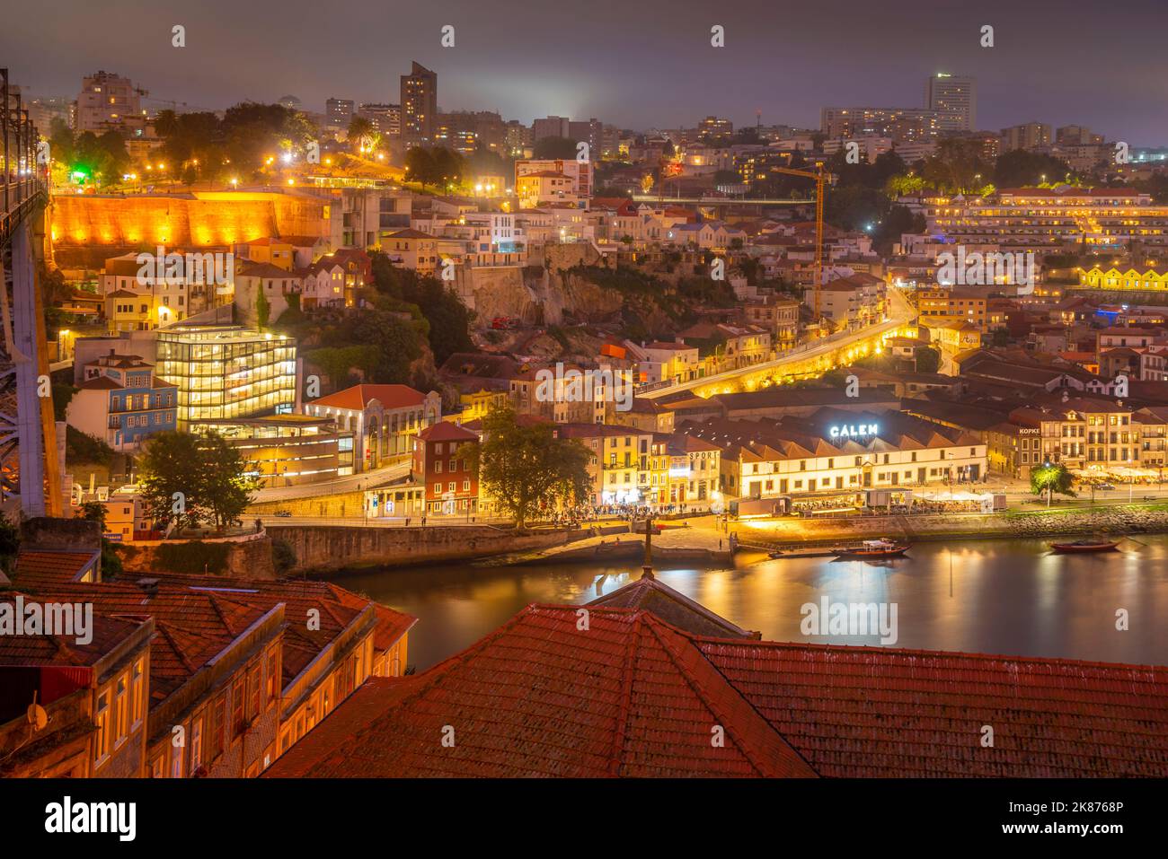 Blick auf den Douro River und die Dächer der Terrakota in der Abenddämmerung, Porto, Norte, Portugal, Europa Stockfoto