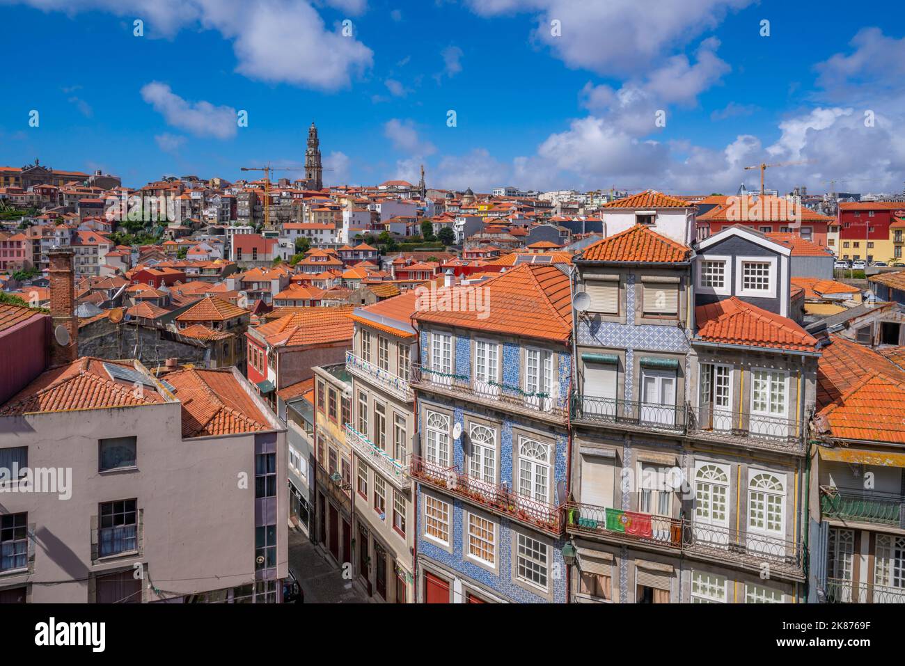 Blick auf farbenfrohe Gebäude und Dächer des Ribeira-Viertels, UNESCO-Weltkulturerbe, Porto, Norte, Portugal, Europa Stockfoto