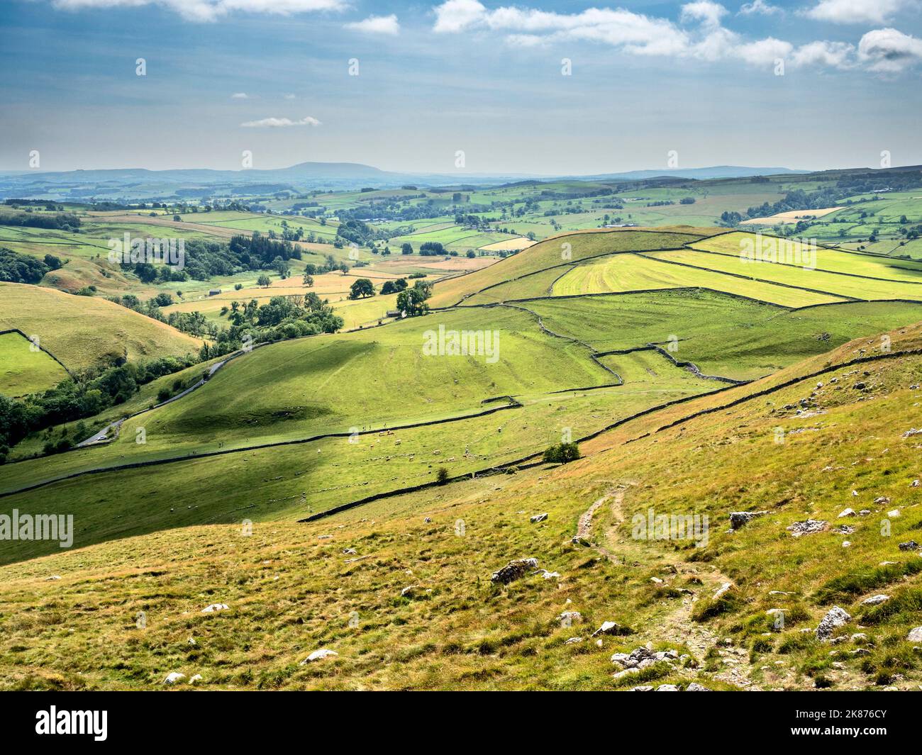 Blick über Malhamdale über Gordale Scar, North Yorkshire, England, Großbritannien, Europa Stockfoto