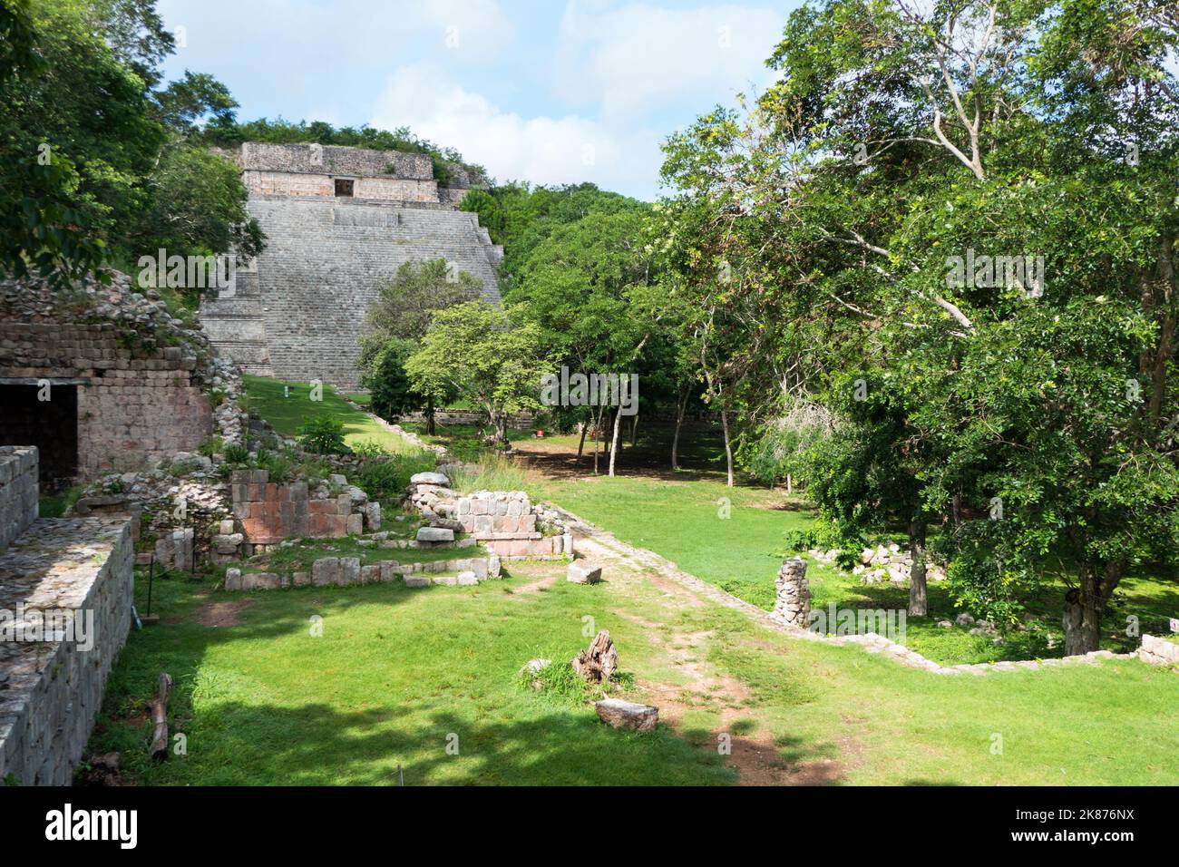 Ansicht der Maya-Ausgrabungsstätte von Uxmal in Yucatan, Mexiko. Maya-Ruinen mit der Großen Pyramide als altes Gebäude für Tourismus und Reisen Stockfoto