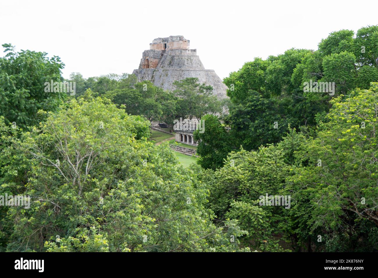 Ansicht der Maya-Ausgrabungsstätte von Uxmal in Yucatan, Mexiko. Maya-Ruinen mit Pyramide des Magiers und alten Gebäuden für Touristen und Trave Stockfoto