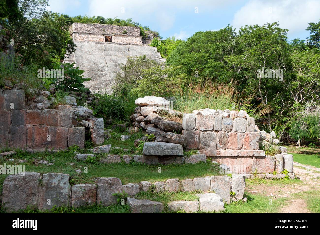 Ansicht der Maya-Ausgrabungsstätte von Uxmal in Yucatan, Mexiko. Maya-Ruinen mit der Großen Pyramide als altes Gebäude für Tourismus und Reisen Stockfoto