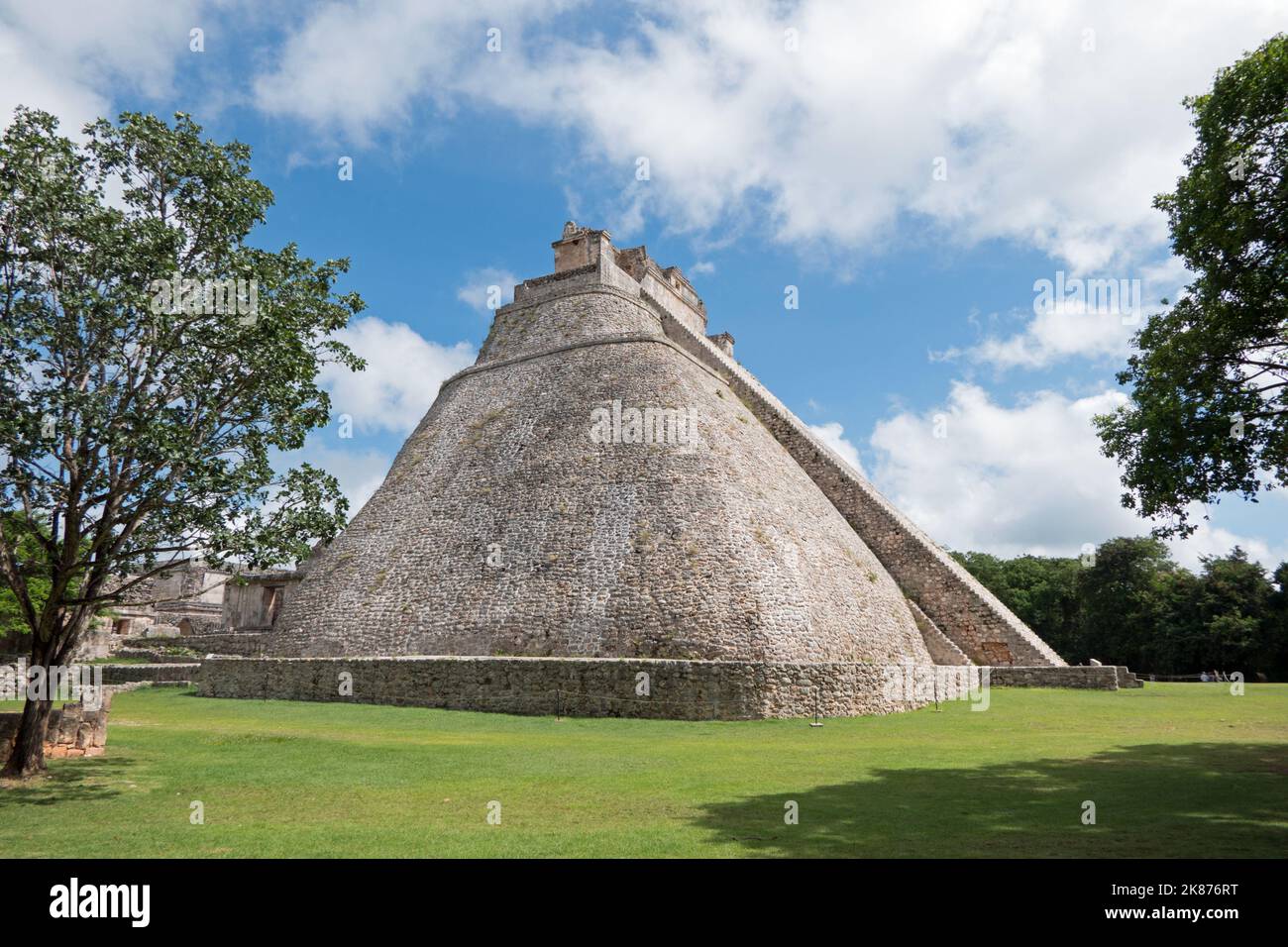 Ansicht der Maya-Ausgrabungsstätte von Uxmal in Yucatan, Mexiko. Maya-Ruinen mit Pyramide des Magiers und alten Gebäude für Tourismus und Reisen Stockfoto