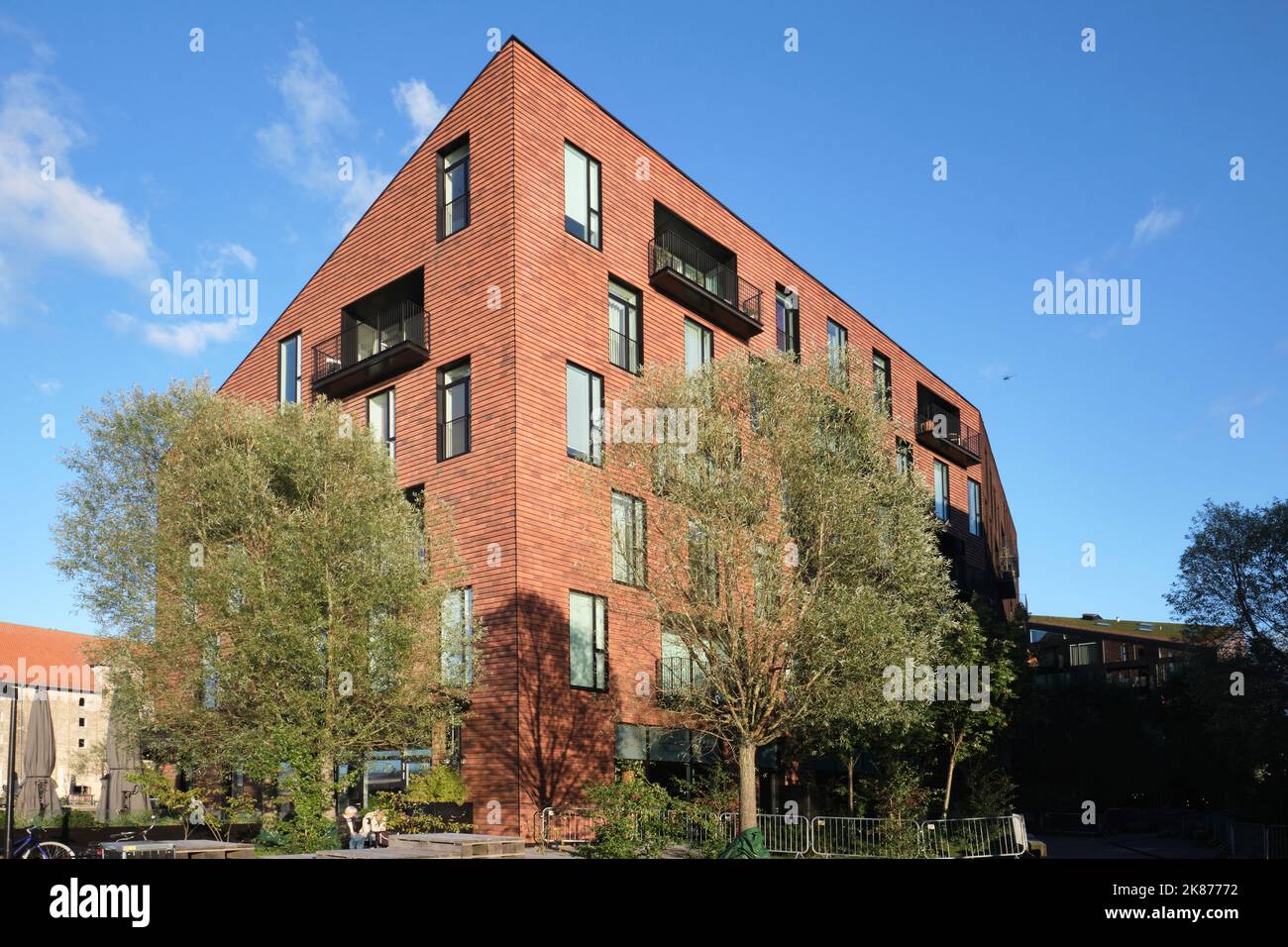 Kopenhagen, Dänemark - 2022. September: Moderne Architektur der Kroyers Plads mit Backsteinfassade, entworfen von Cobe und Vilhelm Lauritzen Stockfoto