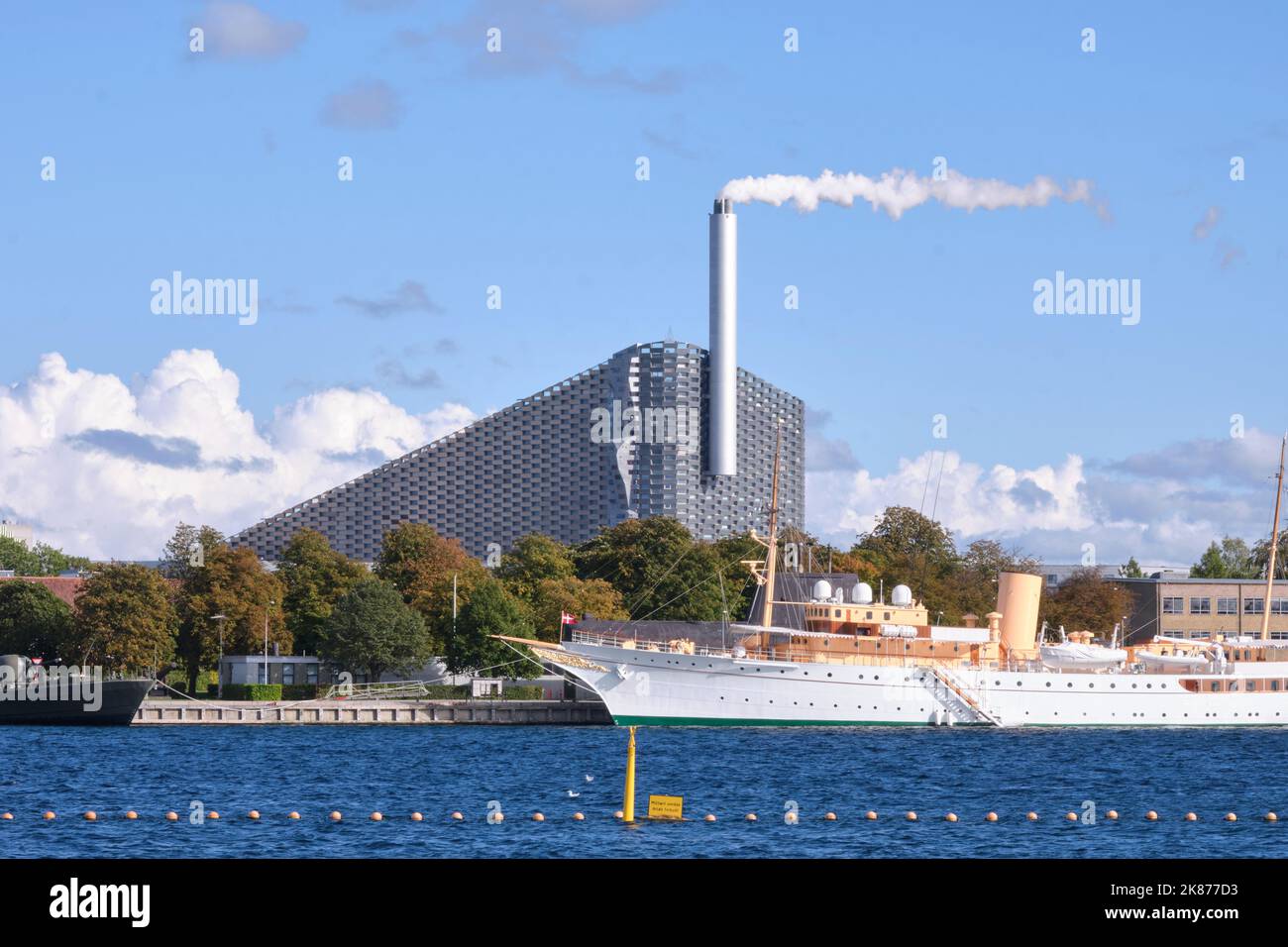 Kopenhagen, Dänemark - 2022. September: Blick auf das Waste-to-Energy-Kraftwerk in Kopenhagen mit der Skipiste auf dem Dach im Stadtteil Amager Stockfoto