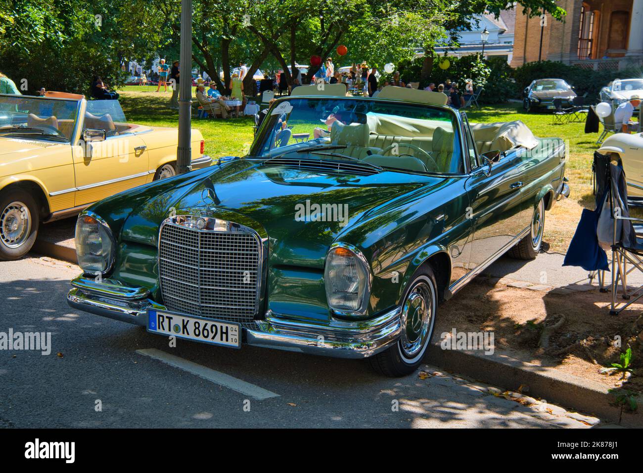 Der Kühlergrill und die Abzeichen club Auto Mercedes-Benz W112 300SE  (schwarz-weiß Stockfotografie - Alamy