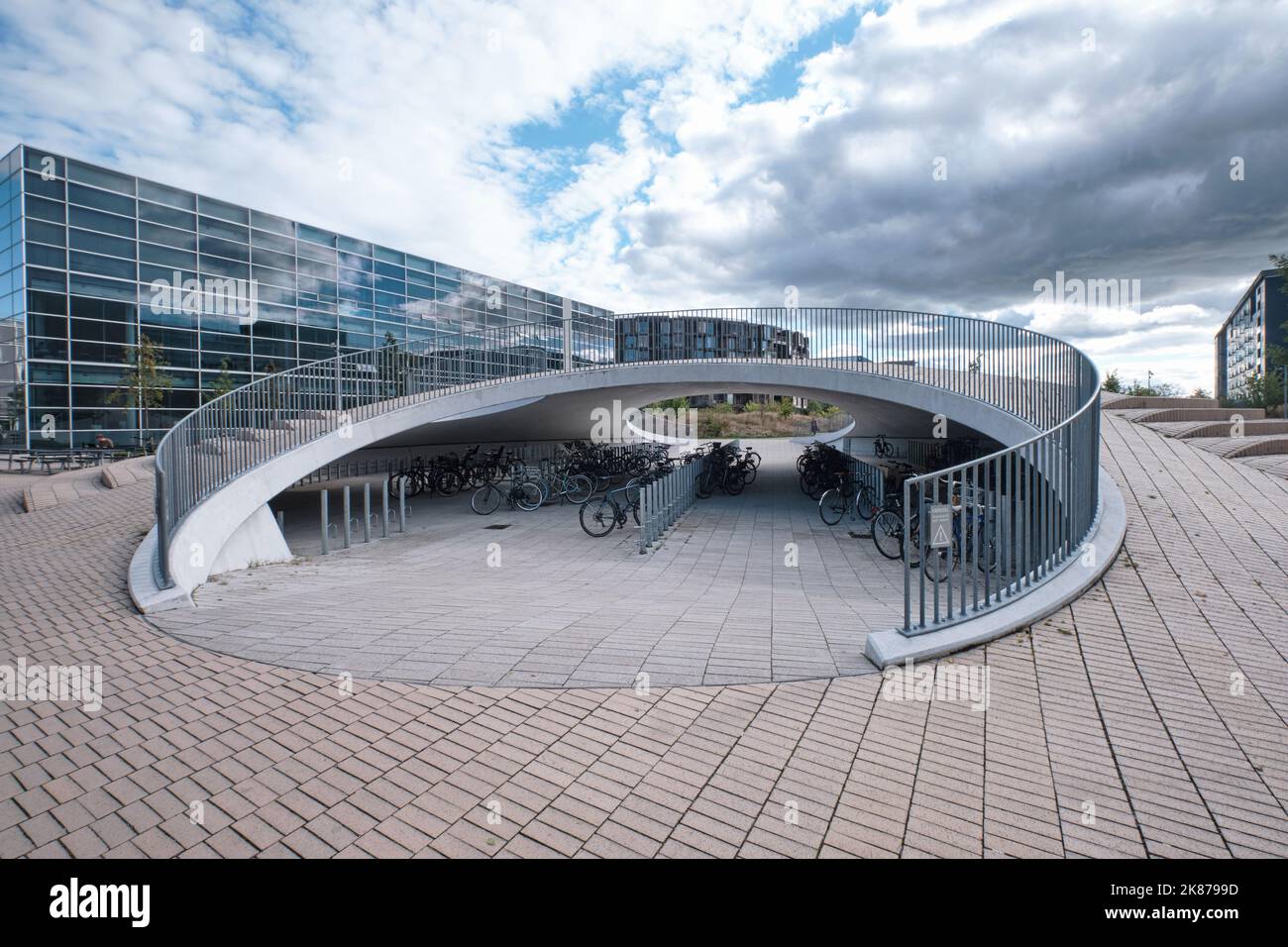 Kopenhagen, Dänemark - 2022. September: Karen Blixens Plads öffentlicher Platz und Fahrradparkplatz mit kuppelförmiger Landschaft in der von Cobe entworfenen Universität Stockfoto