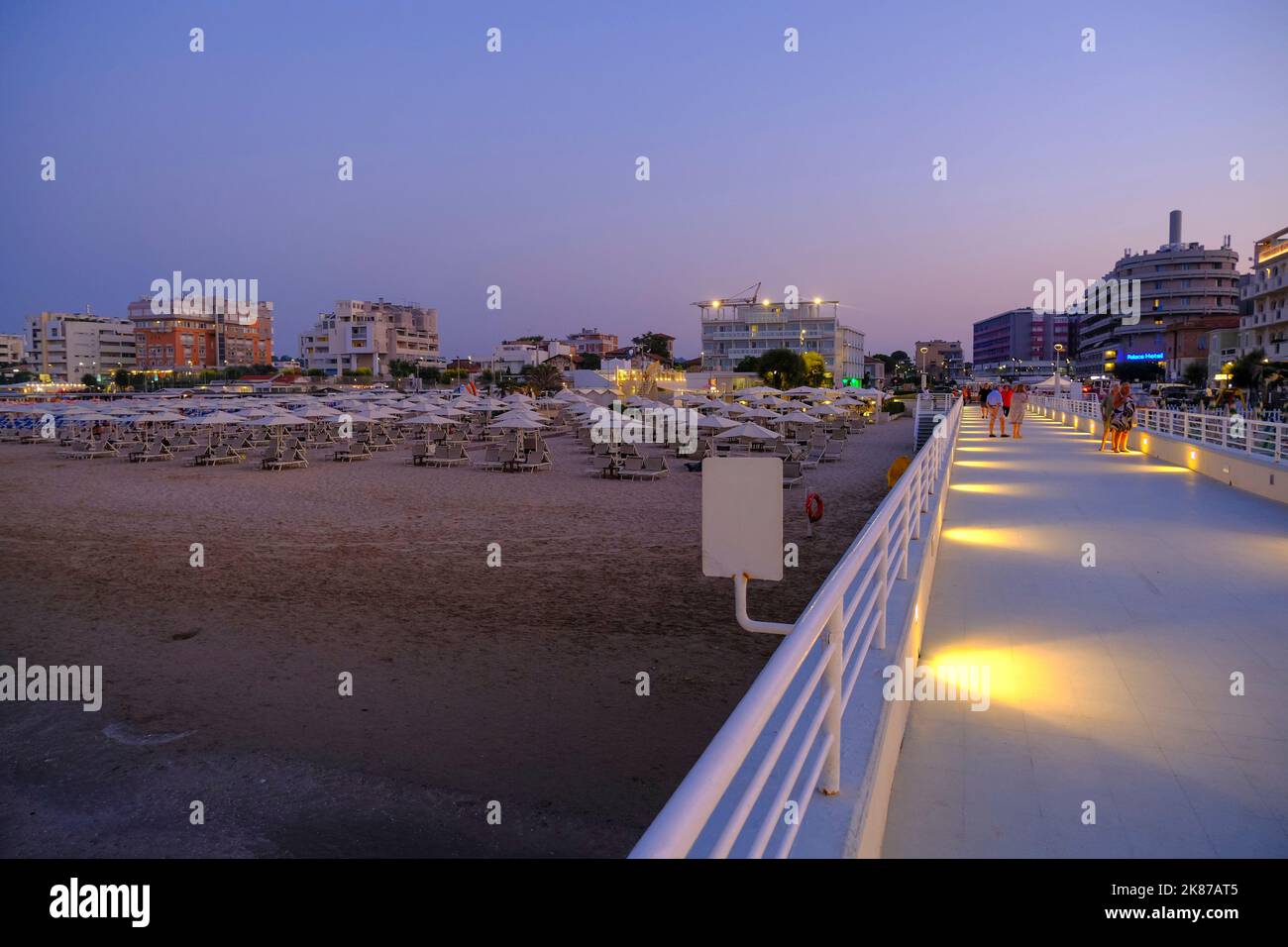 Juli 2022 Senigallia, Italien: Blick von der Rotonda al Mare auf die Küste und die Skyline der Stadt bei Sonnenuntergang. Lichter der Stadt Stockfoto