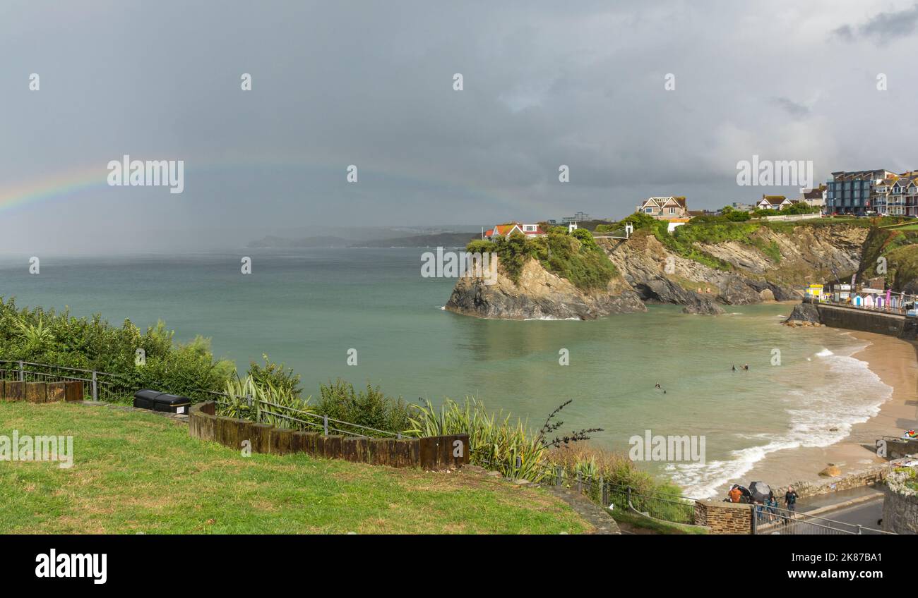 Rainbow over Towan Beach, Newquay, North Cornwall, Großbritannien. Aufgenommen am 7.. September 2022. Stockfoto