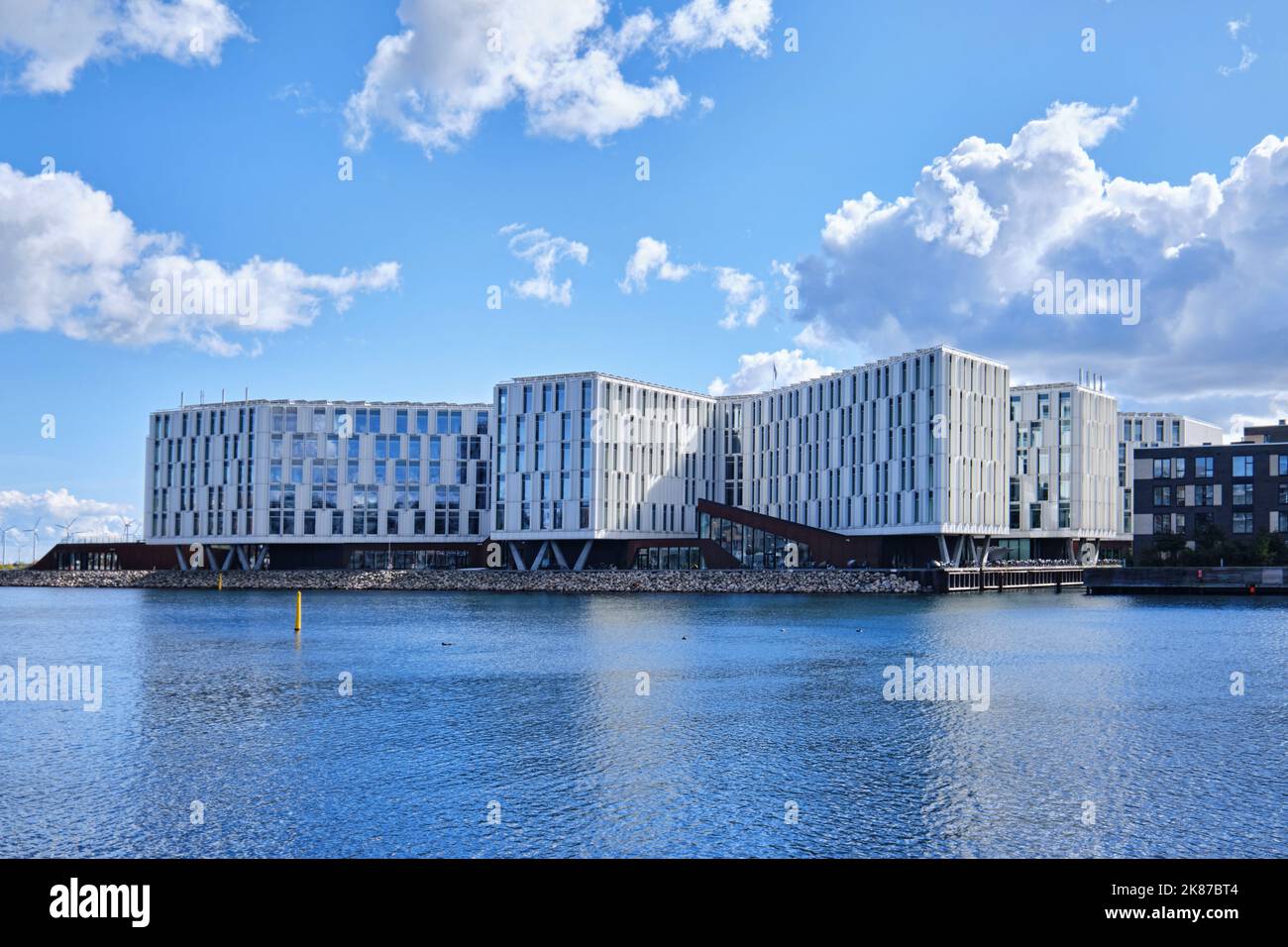 Kopenhagen, Dänemark - 2022. September: Das UN City-Gebäude umfasst das WHO-Regionalbüro im Nordhavn District, das von 3XN Architects entworfen wurde Stockfoto