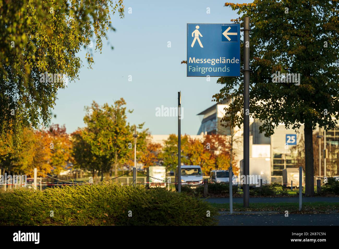 Schild als Wegweiser für Fußgänger zum Messegelände Stockfoto