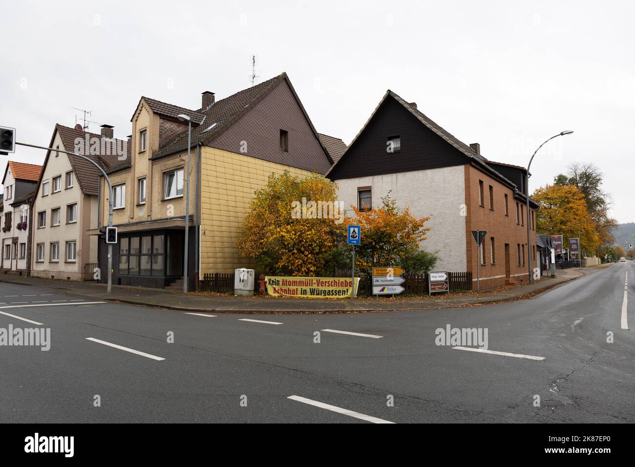 Beverungen, Deutschland. 21. Oktober 2022. Ein Plakat mit dem Titel „Keine nukleare Abfalllagerung in Würgassen“ an einem Straßenkreuzpunkt in der Nähe des ehemaligen Kernkraftwerks Würgassen. Auf dem Gelände ist ein Staging-Bereich geplant. Das Lager wird schwach radioaktive Abfälle für das Endlager Konrad Shaft sammeln und neu verpacken. NRW-Arbeitsministerin Laumann (CDU) hielt nach einem Besuch vor Ort gemeinsam mit Vertretern von Bürgerinitiativen eine Pressekonferenz ab. Quelle: Friso Gentsch/dpa/Alamy Live News Stockfoto