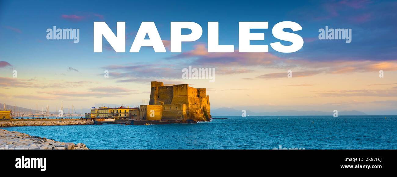 Neapel, Italien. Castel dell'Ovo mit einem wunderschönen Sonnenuntergang Himmel. Banner Header mit Text Neapel über dem Bild. Stockfoto