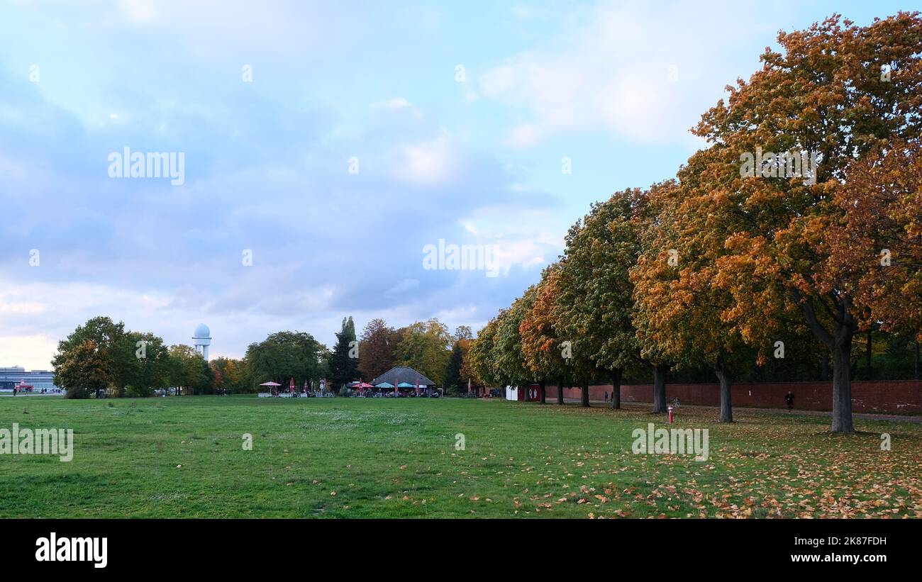 Berlin, Deutschland, 15. 10. 2022, Herbstansicht über das Tempelhofer Feld, dem ehemaligen Zentralflughafen zum hiesigen Luftgarten mit kugelförmigem Radarturm in t Stockfoto