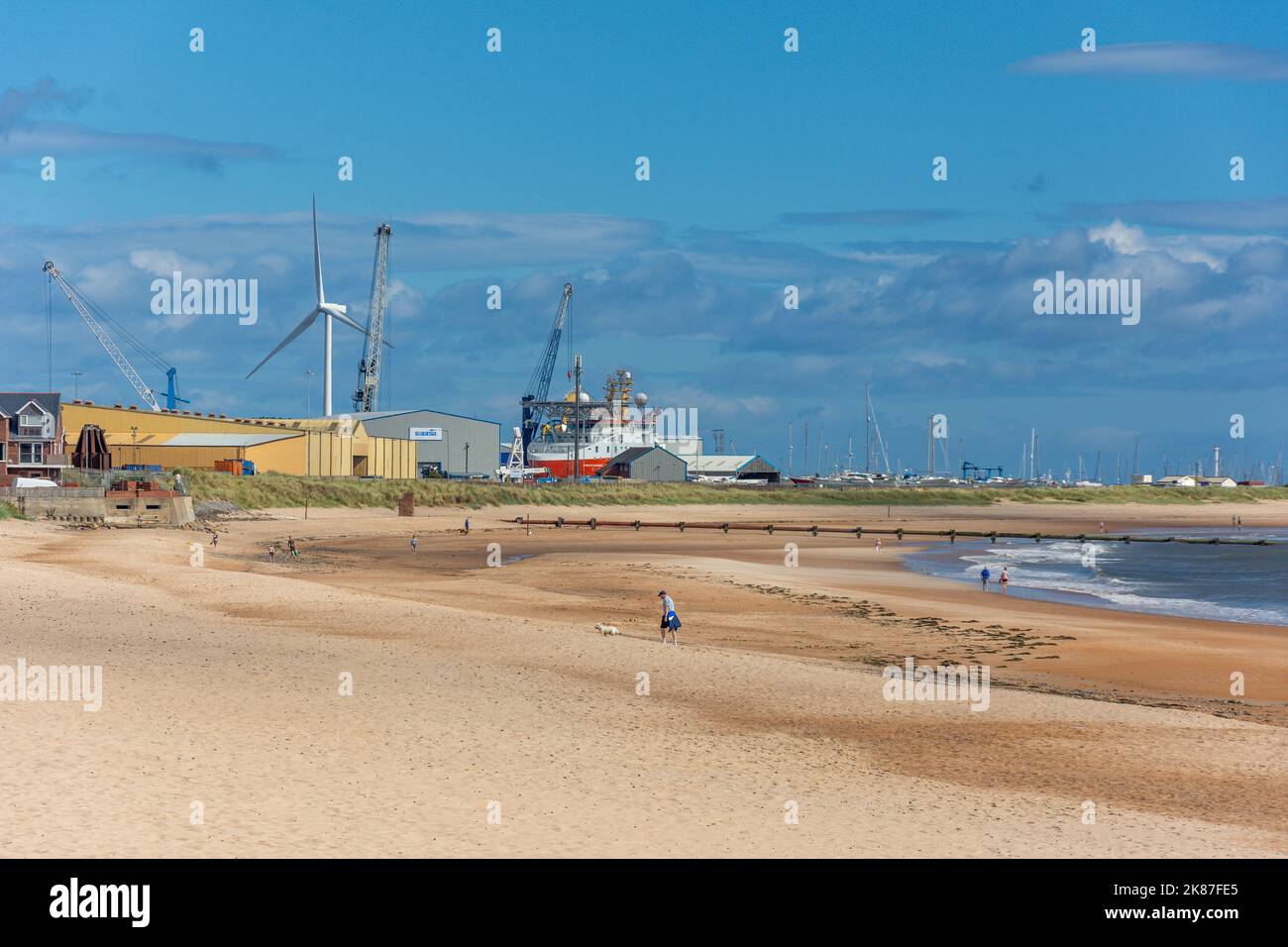 Blick auf den Strand und den Yachthafen, Blyth South Beach, Blyth, Northumberland, England, Vereinigtes Königreich Stockfoto
