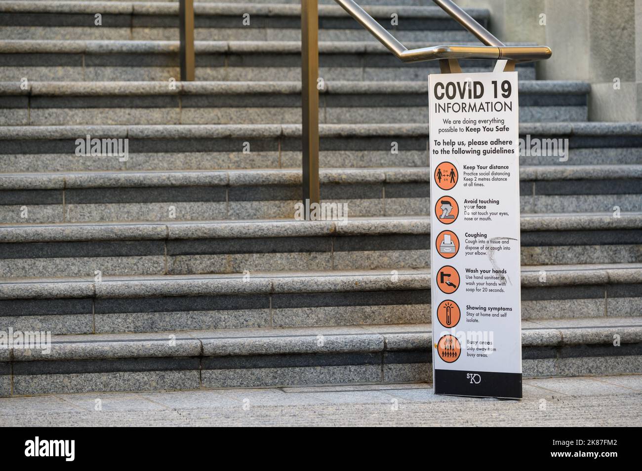 LONDON - 2. NOVEMBER 2020: Covid 19 Informationsschild an der Basis der Betontreppe im Freien Stockfoto