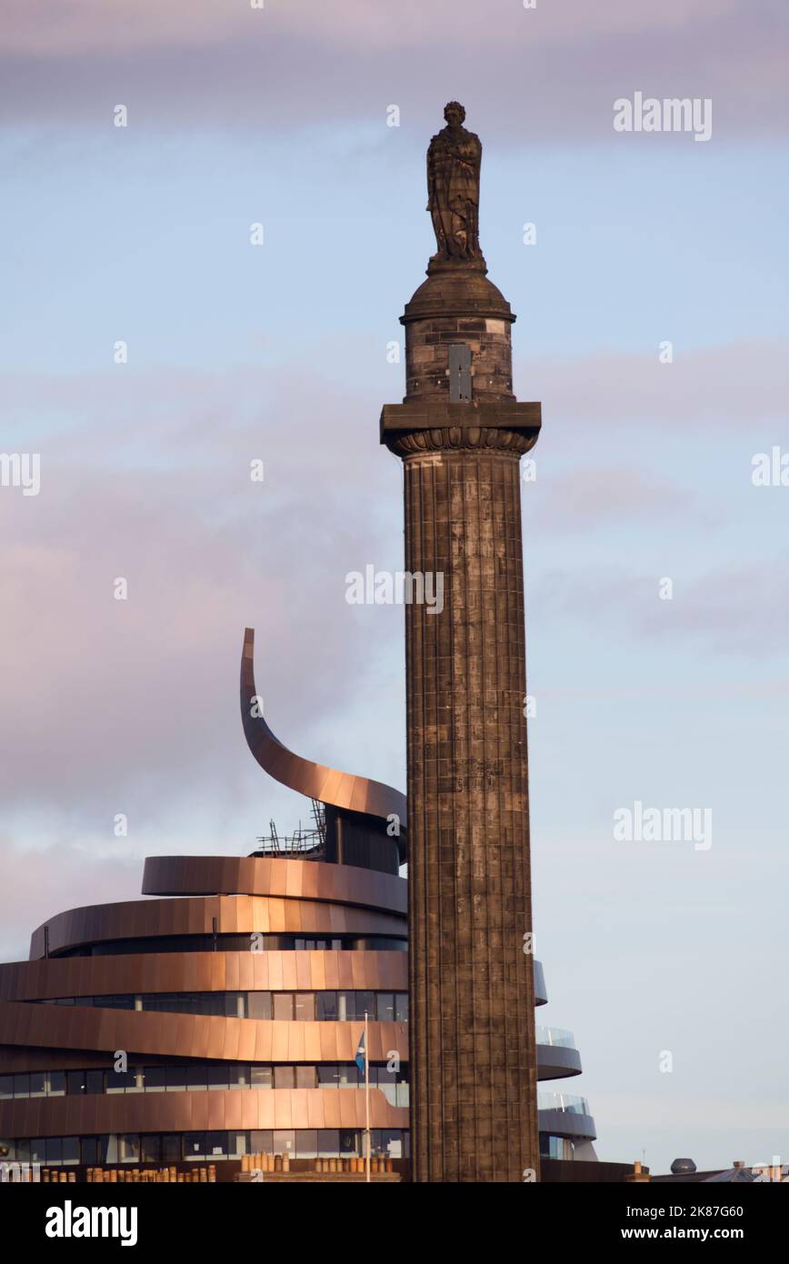 Melville Monument mit dem Hotel W Edinburgh dahinter, Edinburgh Stockfoto