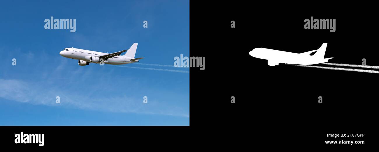 Flugzeug, das mit Spuren von Rauch von Motoren über dem Himmel fliegt, mit Clipping-Maske und Pfad Stockfoto