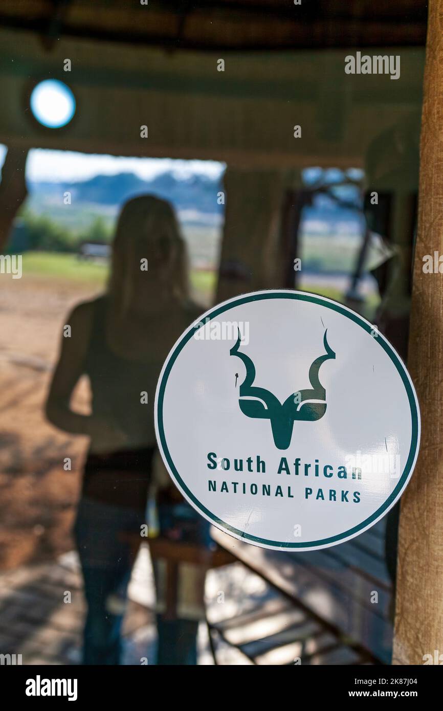 Spiegelung einer Frau mit einem Zeichen der südafrikanischen Nationalparks Stockfoto