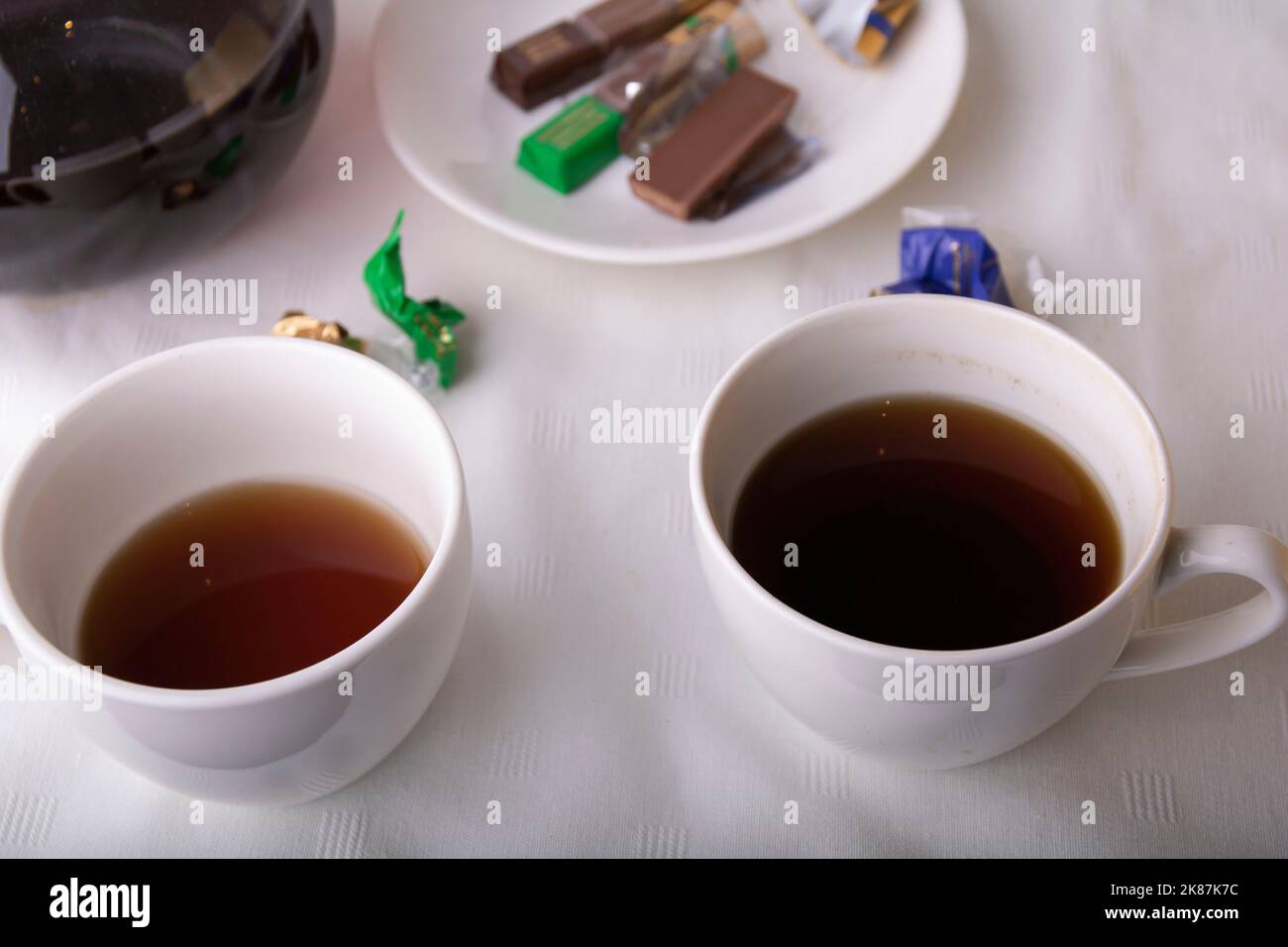 Lesen Sie ein Buch und trinken Sie leckeren Kaffee mit Schokolade Stockfoto