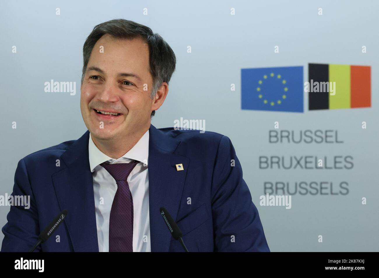 Brüssel, Belgien. 21. Oktober 2022. Premierminister Alexander De Croo im Bild während der Pressekonferenz nach einem Gipfel des Europäischen Rates in Brüssel am Freitag, den 21. Oktober 2022. Die Staats- und Regierungschefs der EU werden sich treffen, um über die Ukraine, Energie, wirtschaftliche Fragen und Außenbeziehungen zu diskutieren. BELGA FOTO BENOIT DOPPAGNE Kredit: Belga Nachrichtenagentur/Alamy Live News Stockfoto