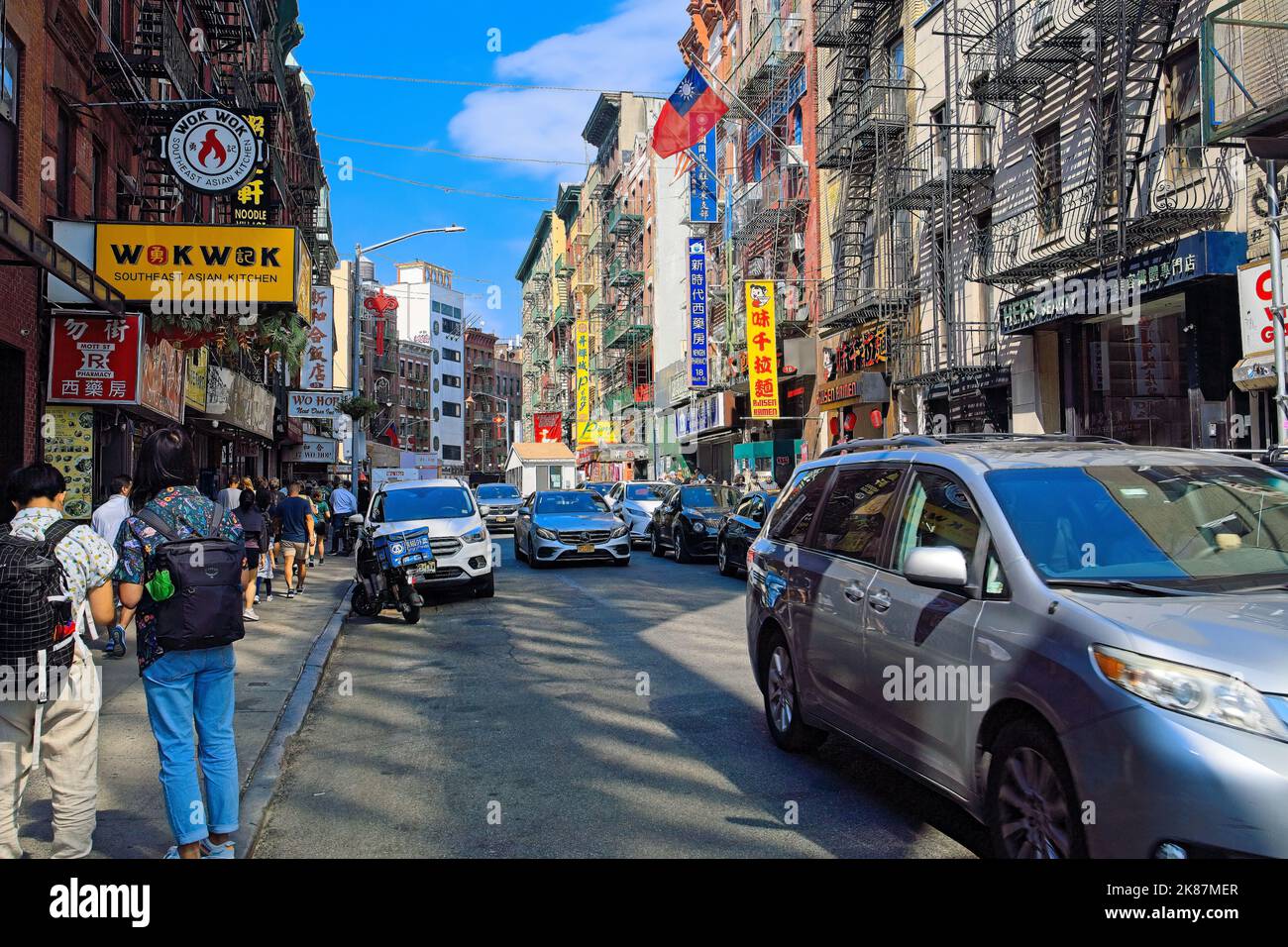 New York, NY, USA - 21. Okt 2022: Ein Blick entlang der Chinatown Mott Street mit einer großen Anzahl von Restaurants, Souvenirläden und anderen kommerziellen Aktivitäten Stockfoto