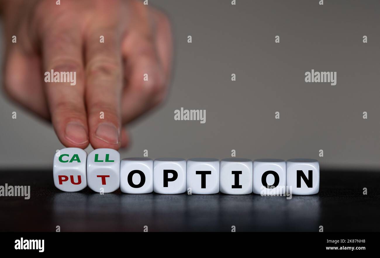 Hand dreht Würfel und ändert den Ausdruck 'Put Option' in 'Call Option'. Stockfoto