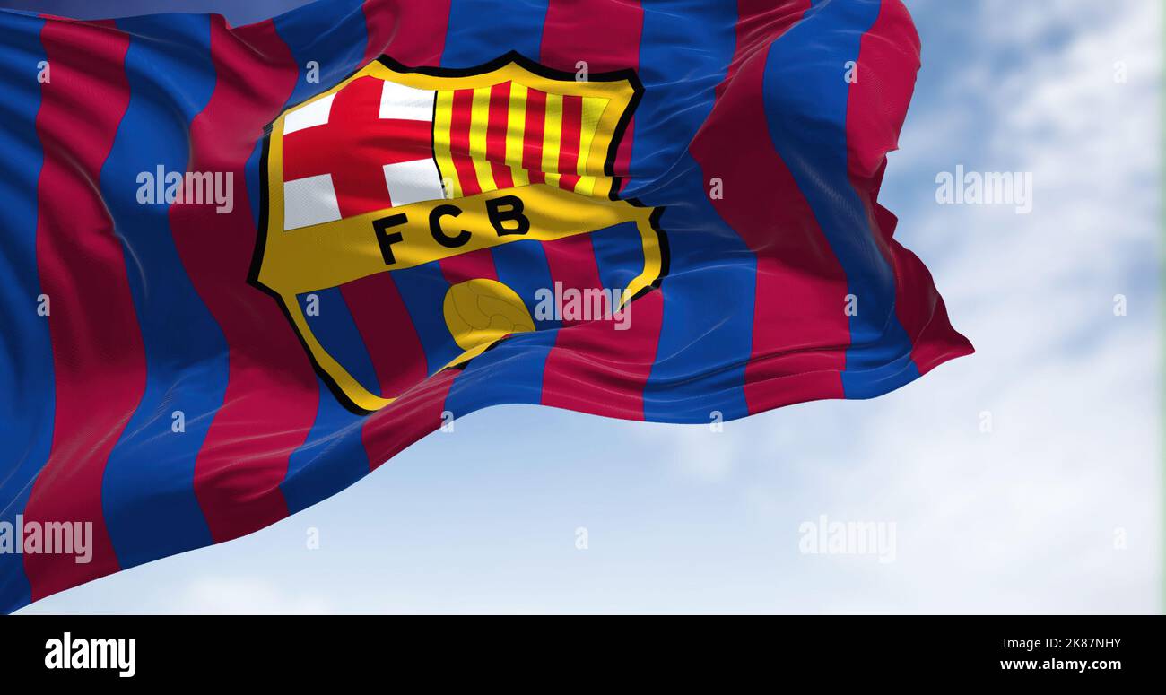 Barcelona, Spanien, 2022. Mai: Die Flagge des FC Barcelona winkt an einem klaren Tag im Wind. Der FC Barcelona ist ein spanischer Profifußballverein mit Sitz in Bar Stockfoto