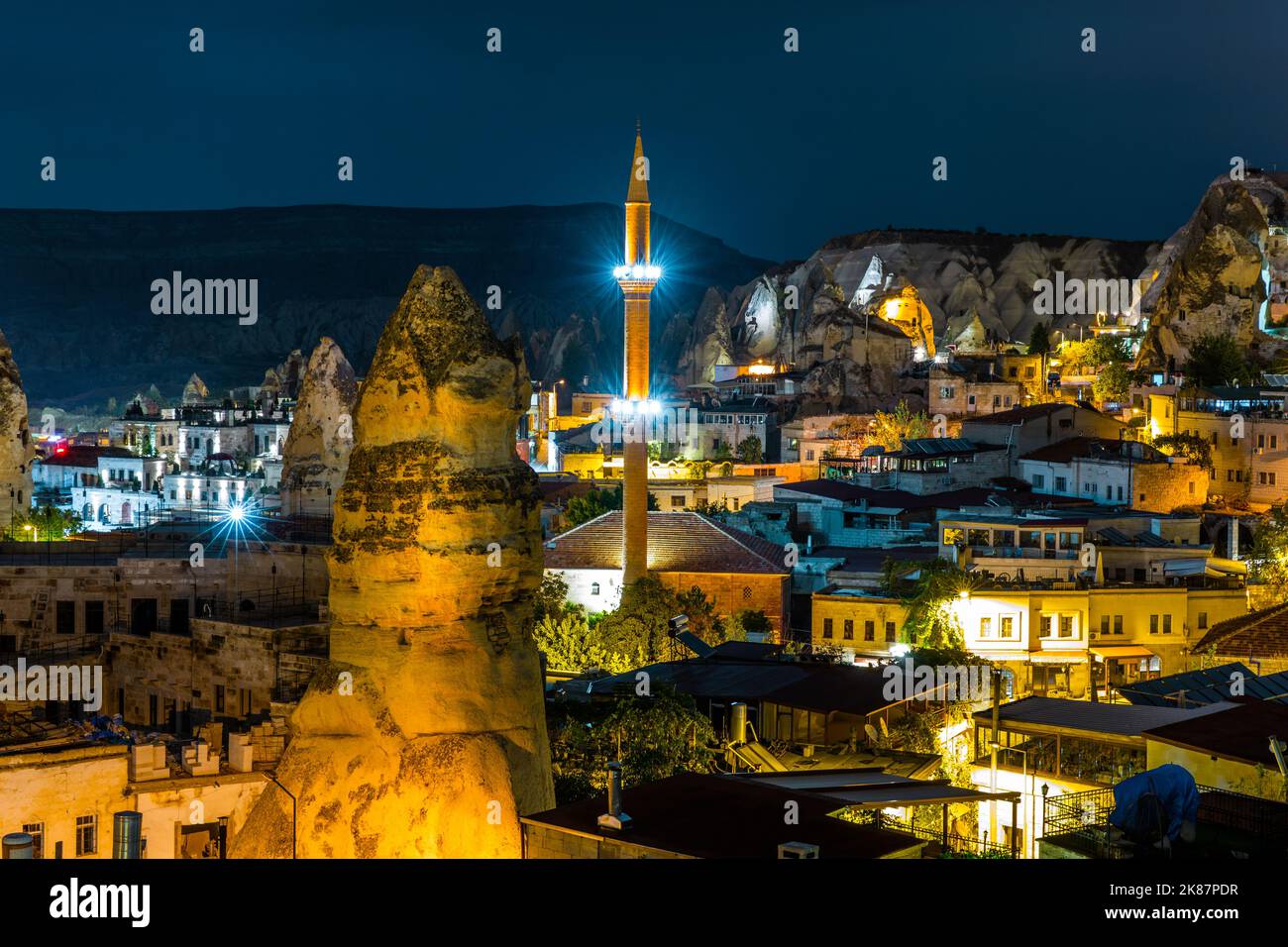 Nachtansicht von Goreme, Türkei. Goreme ist bekannt für seine Feenkamine, erodierten Felsformationen, von denen viele im Mittelalter nach cr ausgehöhlt wurden Stockfoto