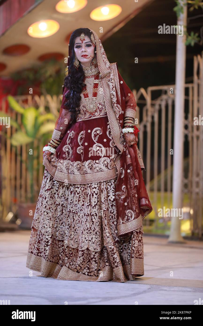 Braut bei Baraat und Rukhsatee Zeremonie in Karachi, moderne pakistanische Hochzeit mit traditionellem Touch und kultureller Mode Stockfoto