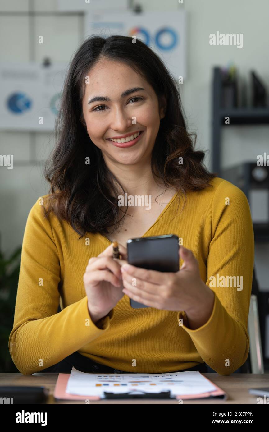 Eine Geschäftsfrau vervollständigt KYC mithilfe eines Online-Banking-Programms, um ein digitales Sparkonto zu eröffnen. Die Definition von Cyber-Sicherheit Stockfoto