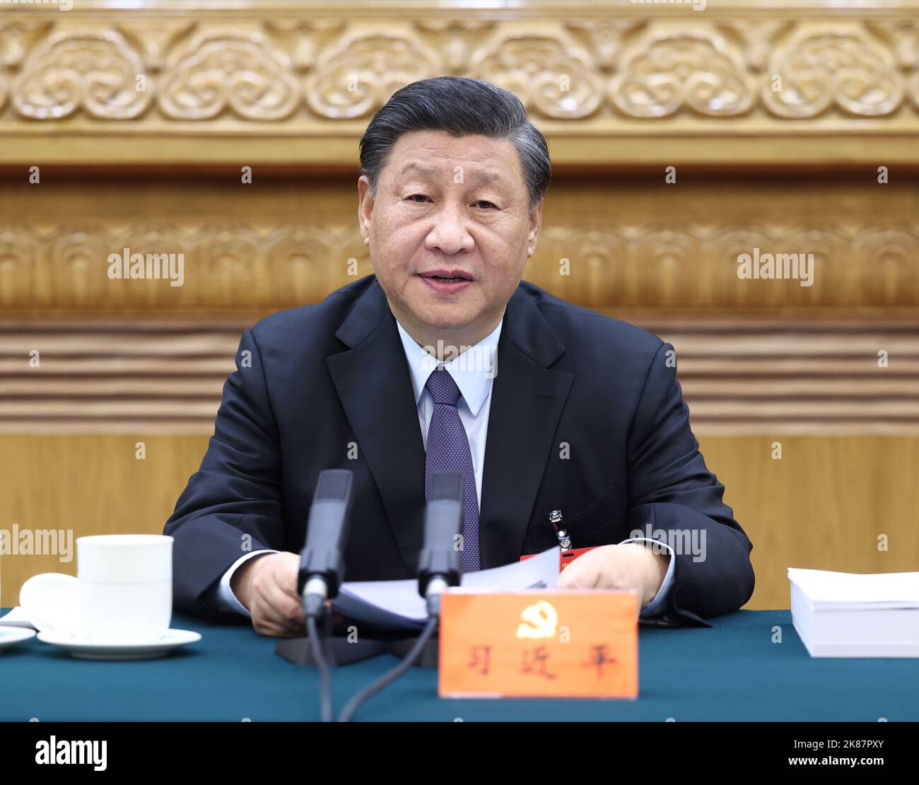 Peking, China. 21. Oktober 2022. Xi Jinping steht der dritten Sitzung des Präsidiums des Nationalkongresses der Kommunistischen Partei Chinas (KPCh) 20. in der Großen Halle des Volkes in Peking, der Hauptstadt Chinas, am 21. Oktober 2022 vor. Quelle: Ju Peng/Xinhua/Alamy Live News Stockfoto