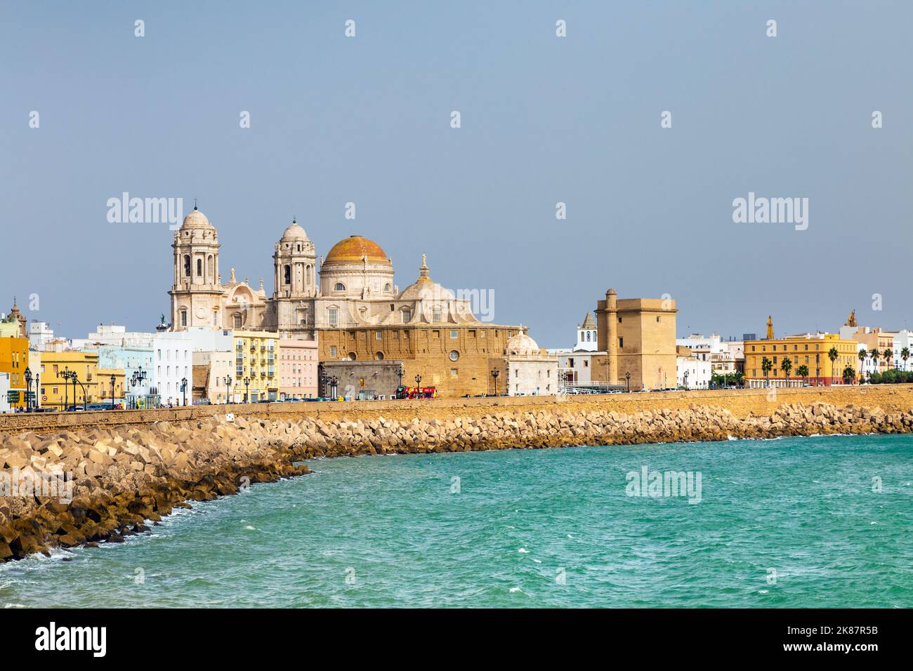 Blick auf die Kathedrale von Cadiz (Catedral de Cádiz) und die Stadt, Cadiz, Andalusien, Spanien Stockfoto