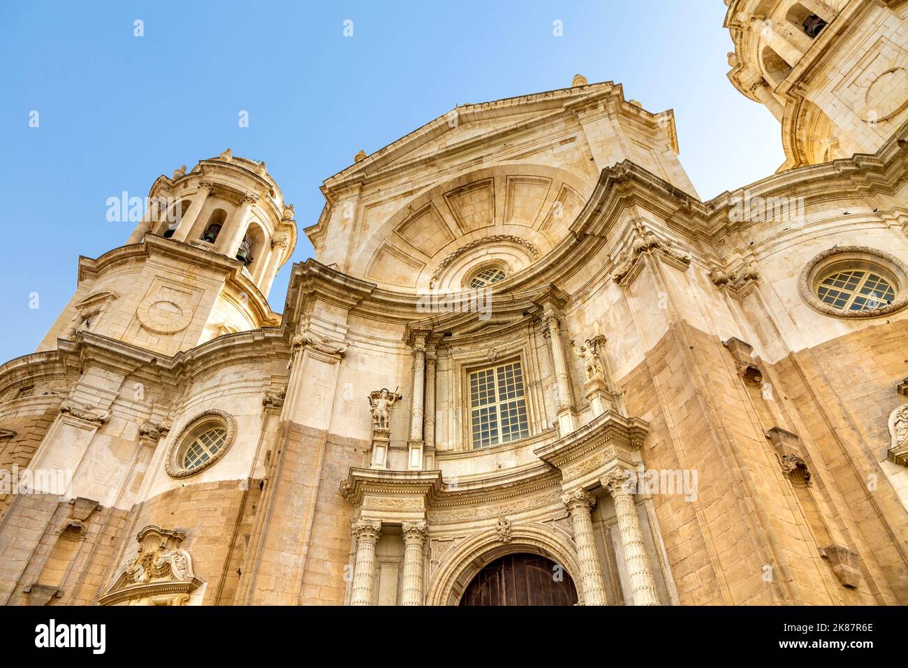 Fassade der Kathedrale von Cadiz (Catedral de Cádiz, Catedral de Santa Cruz de Cádiz), Cadiz, Andalusien, Spanien Stockfoto