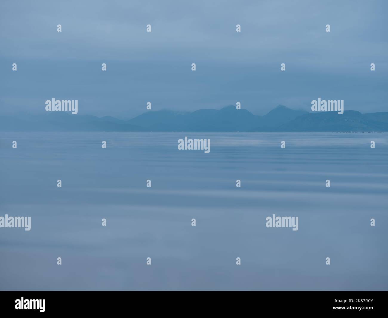 Isle of Skye - minimale blaue Dämmerung stilles Wasser Schottische Seeinsellandschaft in den West Highlands, Schottland Großbritannien - Meeresberge Seeseite Stockfoto