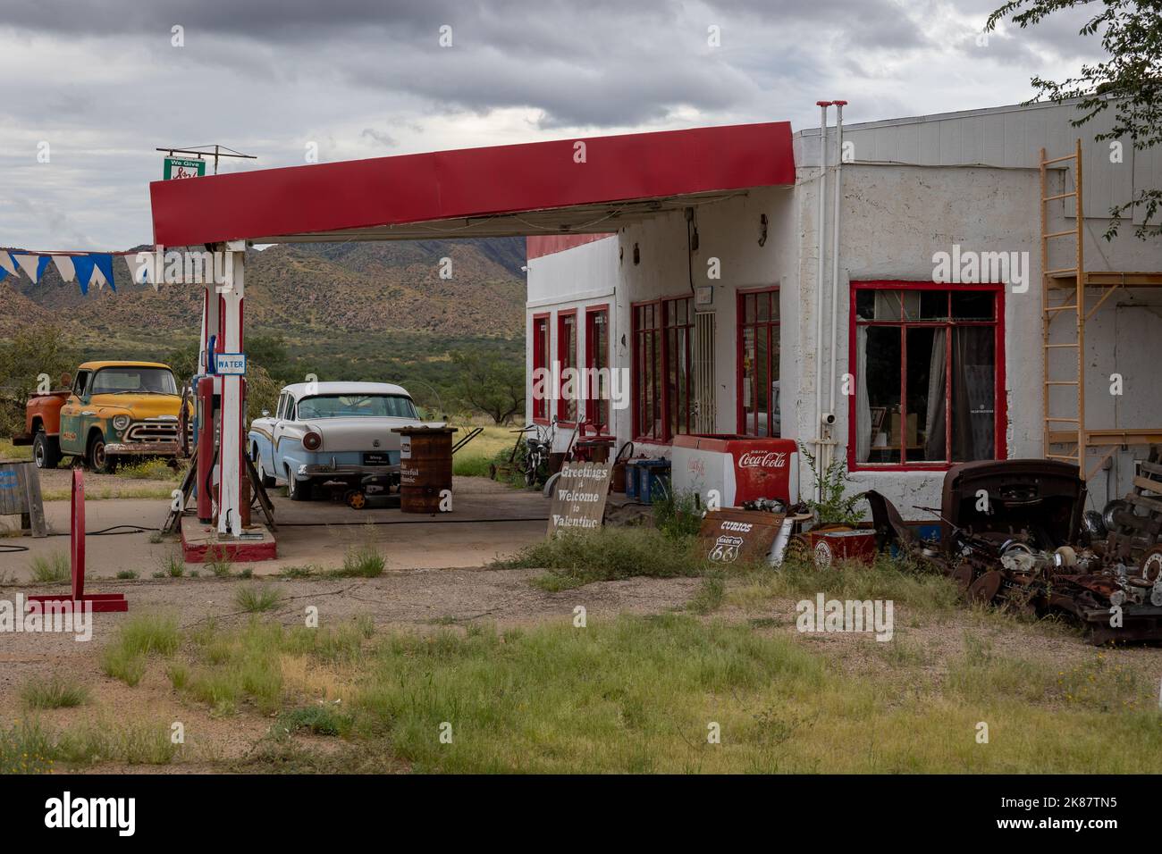 Alte verlassene Valentine Tankstelle auf der Route 66, in der Nähe des Dorfes Seligman, Bundesstaat Arizona, USA Stockfoto