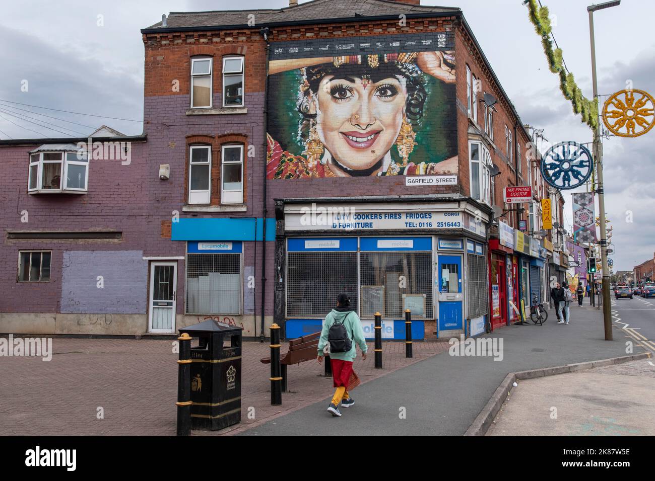 Ein Wandgemälde an der Belgrave Road in Leicester, Großbritannien, einem überwiegend asiatischen Viertel der Stadt. Stockfoto