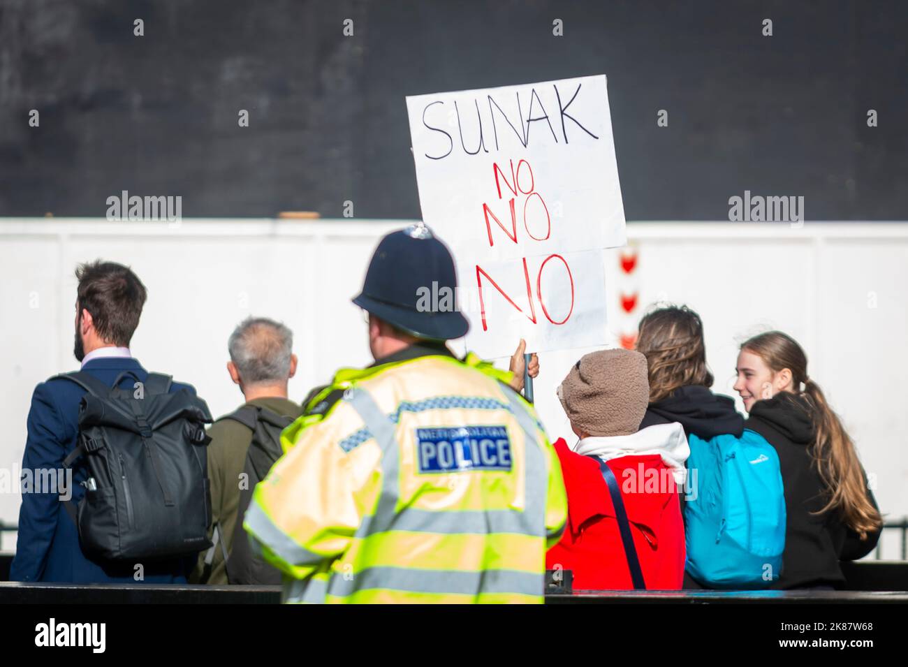 London, Großbritannien. 21. Oktober 2022. Eine Frau hält vor dem Parlament ein Anti-Rishi Sunak-Schild. Der ehemalige Schatzkanzler Rishi Sunak wird nach dem Rücktritt der ehemaligen Liz Truss am Vortag als Vorsitzender der Konservativen Partei und Premierminister erwartet. Kredit: Stephen Chung / Alamy Live Nachrichten Stockfoto