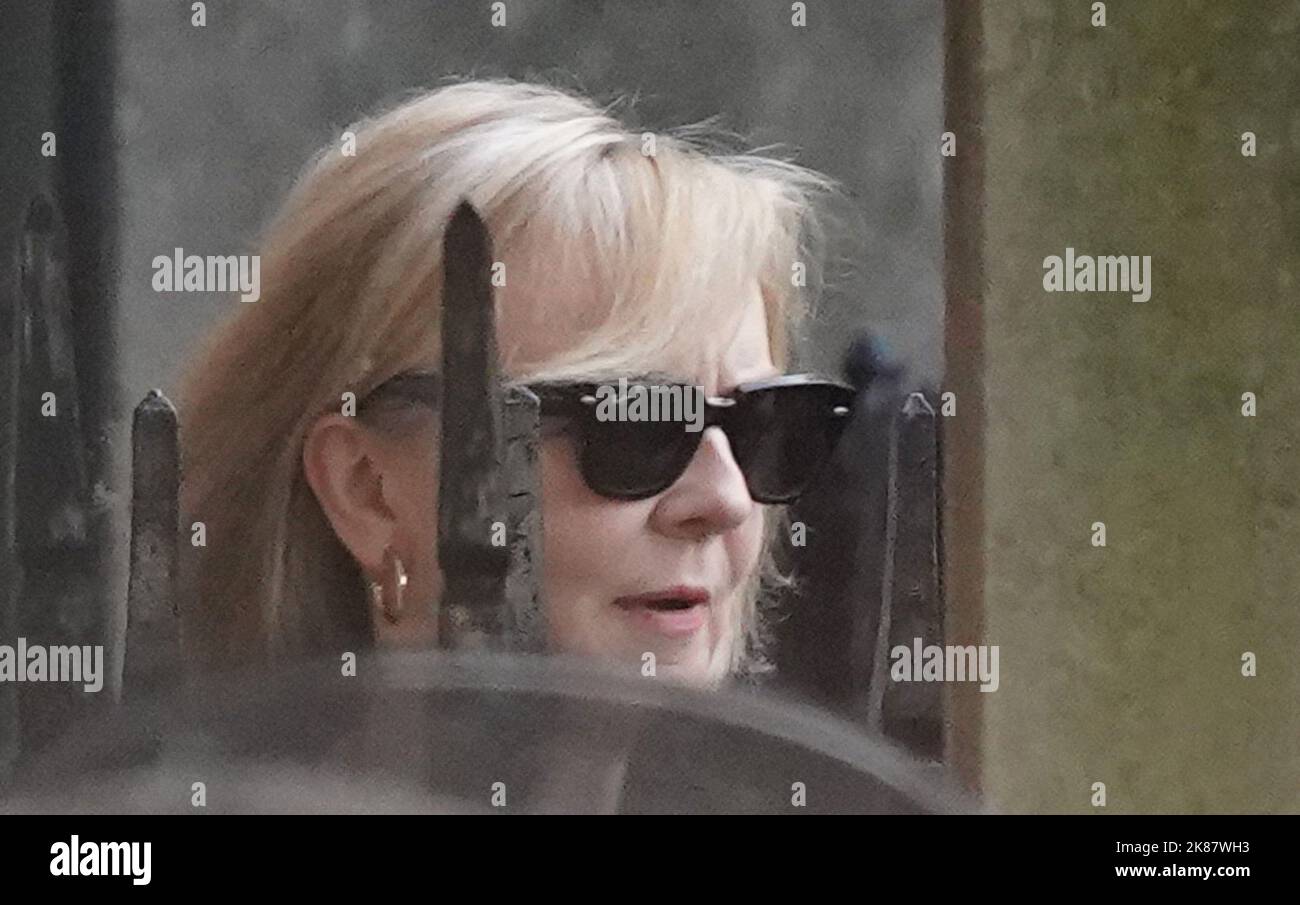 Premierministerin Liz Truss verlässt die Downing Street, London, nachdem sie gestern zurückgetreten ist. Bilddatum: Freitag, 21. Oktober 2022. Stockfoto