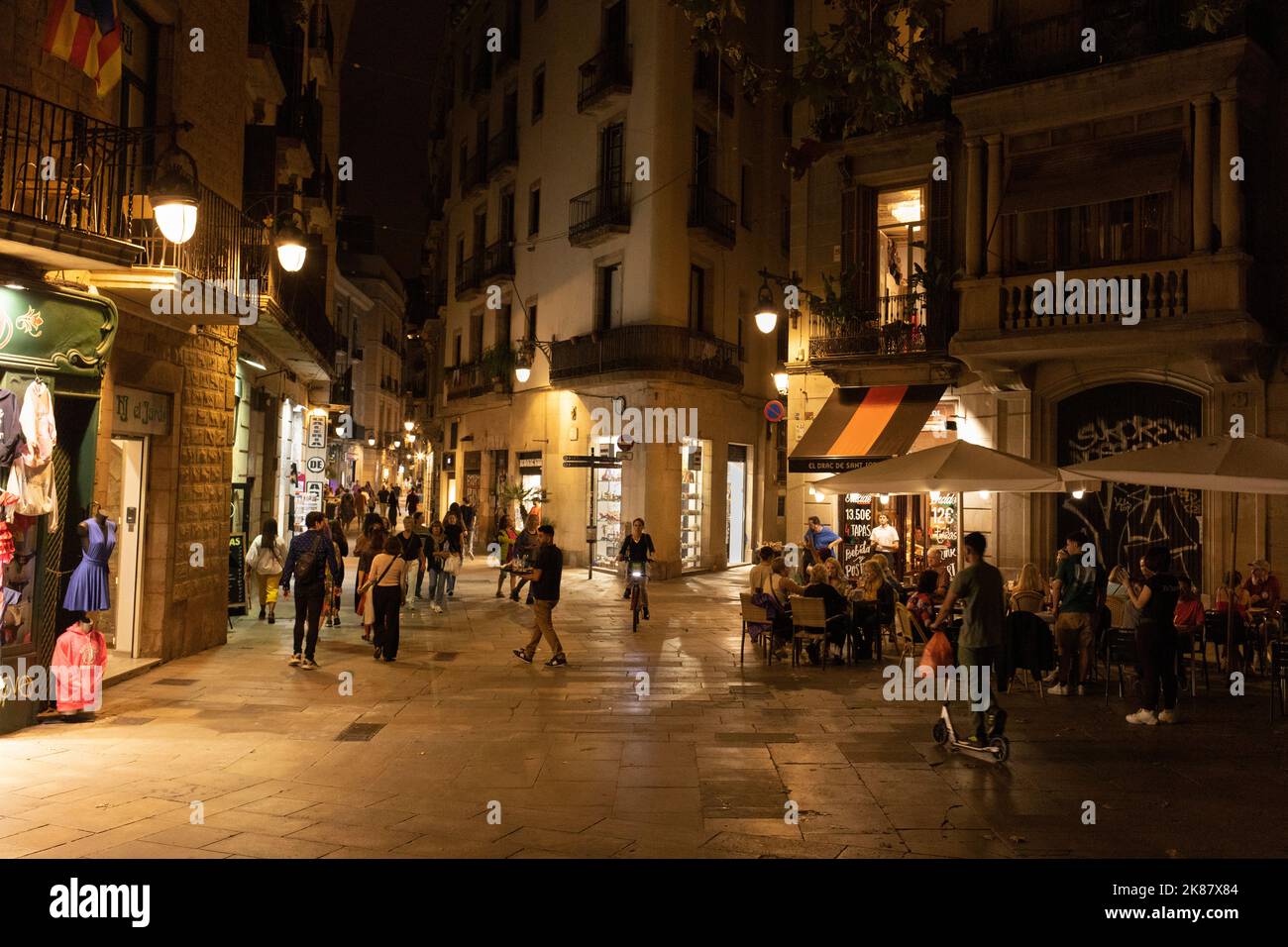 Abend auf der Carrer Del Pi in Barcelona, Spanien Stockfoto