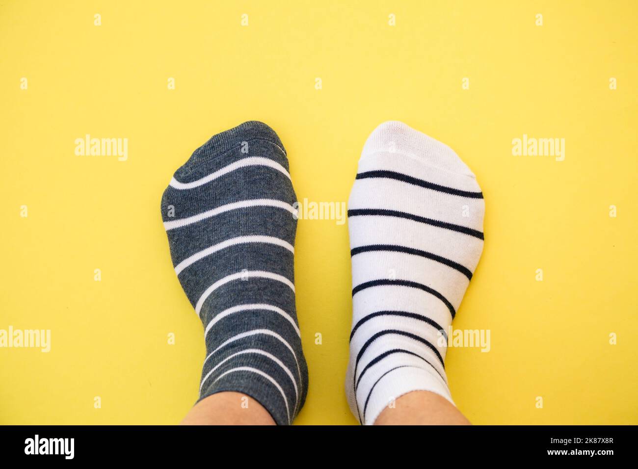 Ungerade Socken Tageskonzept. Socken in Blau passen nicht zusammen. Stockfoto