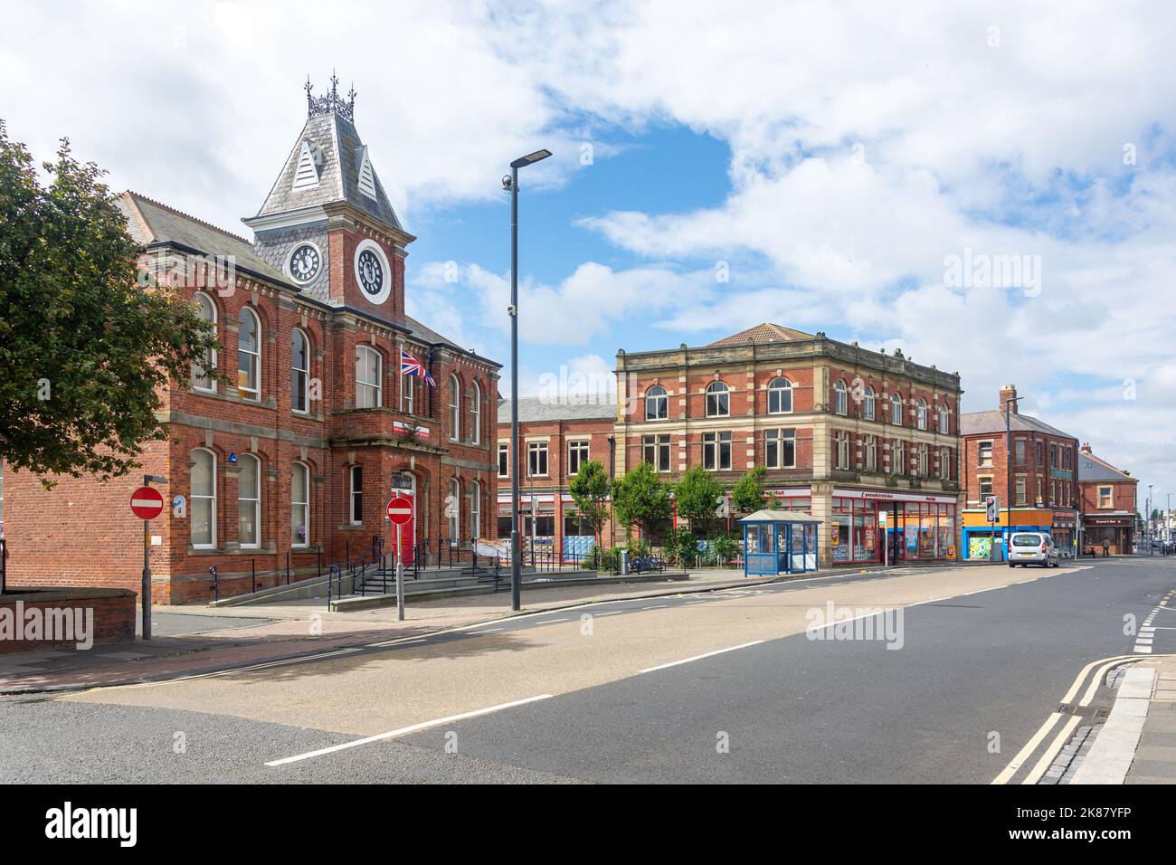 Blyth Bibliothek und Geschäfte, Bridge Street, Blyth, Northumberland, England, Vereinigtes Königreich Stockfoto