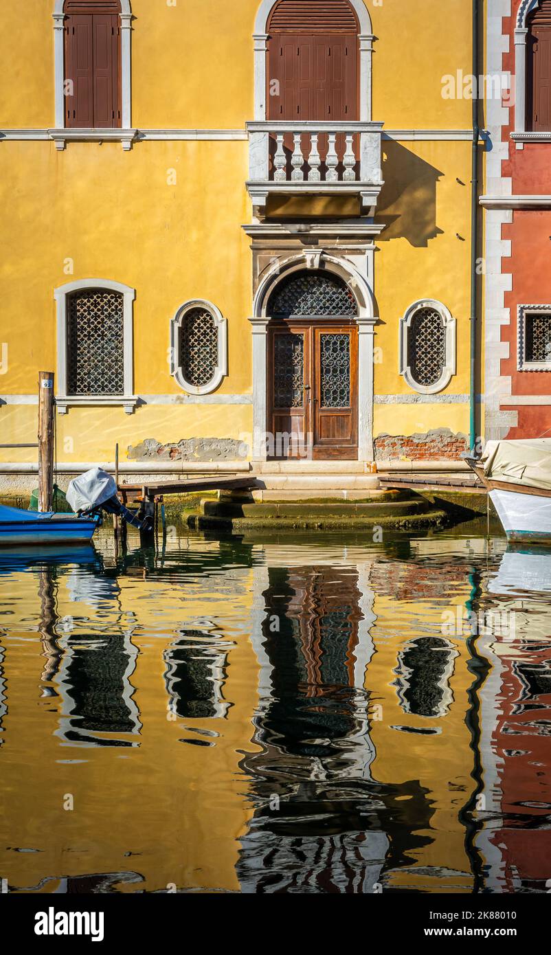 Chioggia Blick von den Arkaden entlang der Kanäle - Chioggia Stadt, Lagune von Venedig, Provinz Verona, Italien Stockfoto