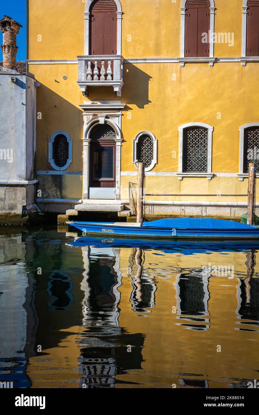 Chioggia Blick von den Arkaden entlang der Kanäle - Chioggia Stadt, Lagune von Venedig, Provinz Verona, Italien Stockfoto