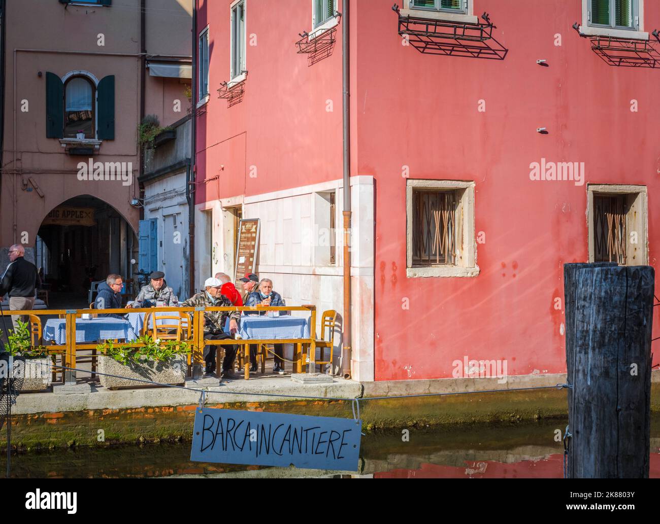 Touristen an den Tischen im Freien des Restaurants Chioggia entlang des Kanals - Chioggia, venezianische Lagune, Region Venetien, Norditalien - 30. - 2021. oktober Stockfoto