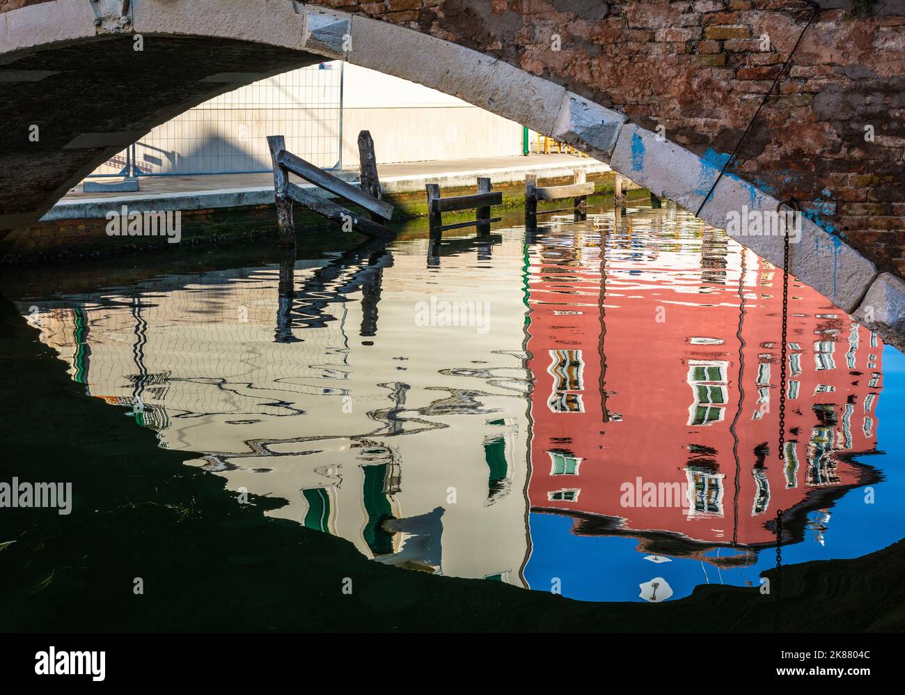 Chioggia Blick von den Arkaden entlang der Kanäle - Chioggia Stadt, Lagune von Venedig, Provinz Verona, Italien Stockfoto